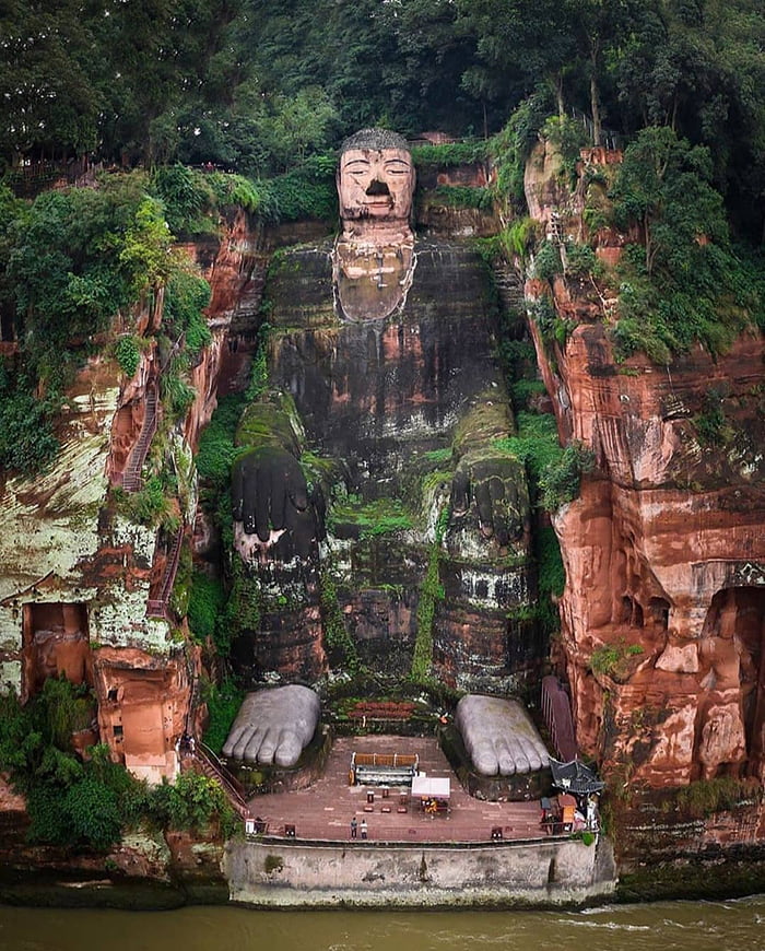 Chiêm ngưỡng Lạc Sơn Đại Phật - nằm ở vách núi của ngọn Thê Loan
