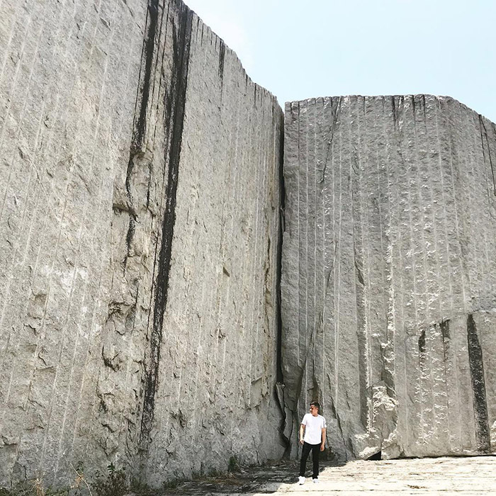 Kinh nghiệm du lịch Tịnh Biên An Giang -  hồ Latina có các vách đá lớn dựng đứng 