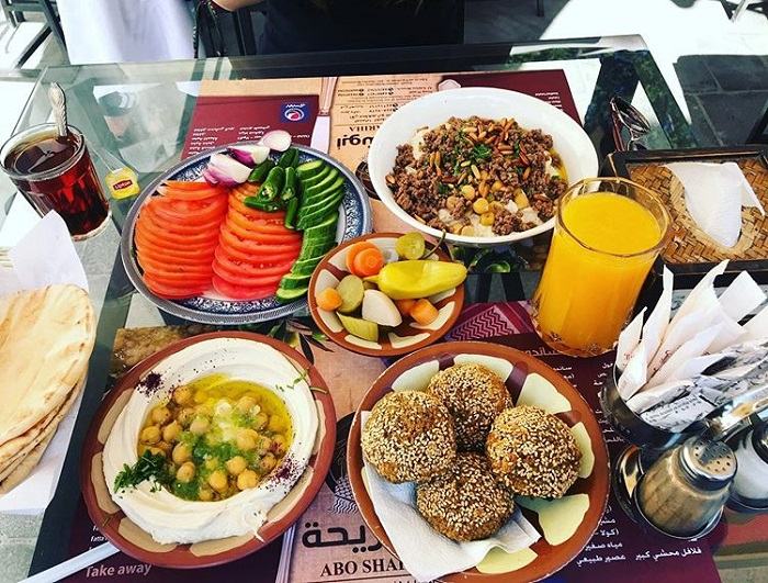 thưởng thức đồ ăn ở chợ Souq waqif trải nghiệm ở Qatar bạn nên thử