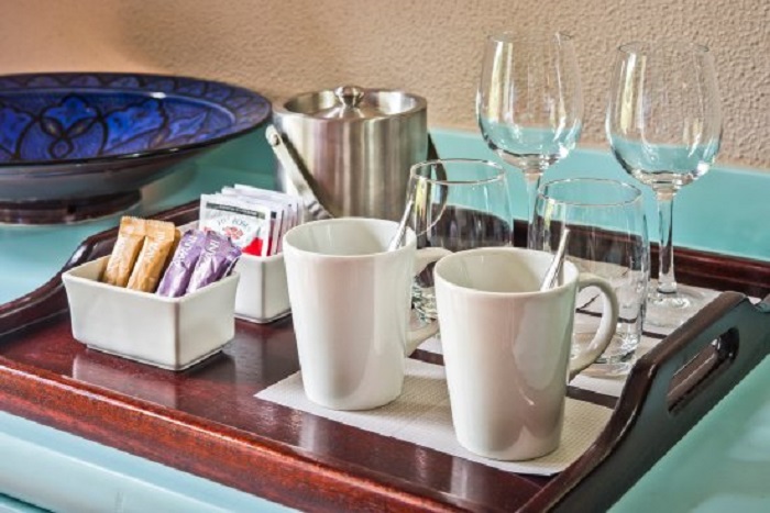 nước suối, trà cafe là món đồ của khách sạn có thể cầm về
