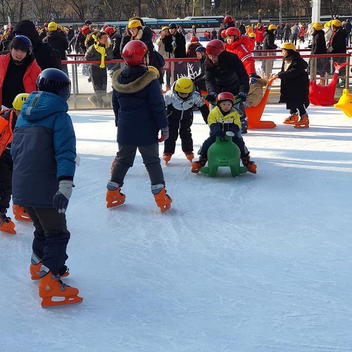 Giáng sinh ở Hàn Quốc - tham gia trượt băng cùng gia đình