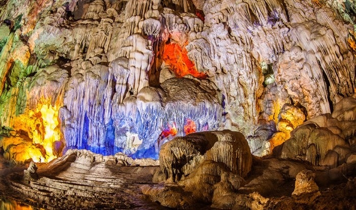 Sung Sot Cave in Ha Long - the ideal time