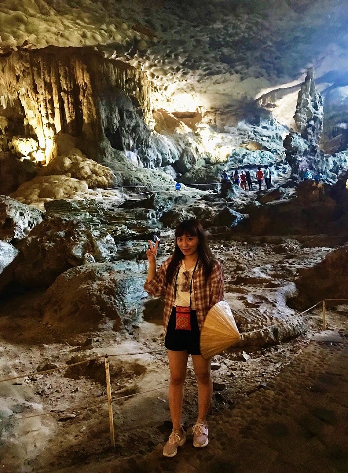 Sung Sot Cave in Ha Long - admire the beautiful scenery