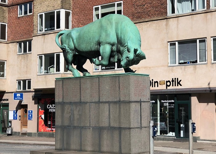 Kinh nghiệm du lịch Aalborg nên đi đâu? Bức tượng bò tót - Biểu tượng của thành phố Aalborg