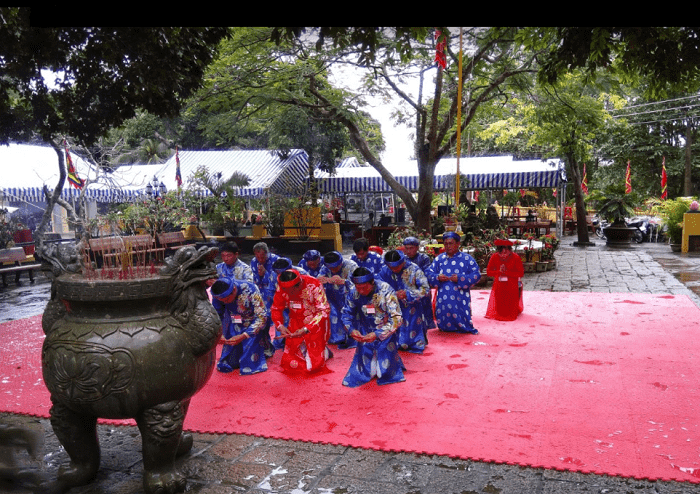 lễ hội truyền thống ở Côn Đảo - cúng trước đền Bà Phi Yến