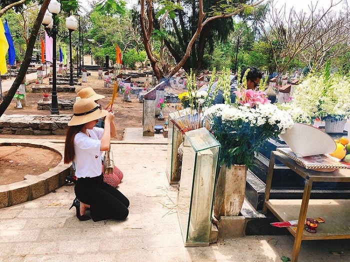 lễ hội truyền thống ở Côn Đảo - thắp hương ở mộ Cô Sáu