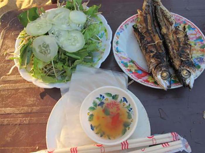 bãi tắm Rạng Núi Thành Quảng Nam - Món cá chuồn nướng cuốn bánh tráng