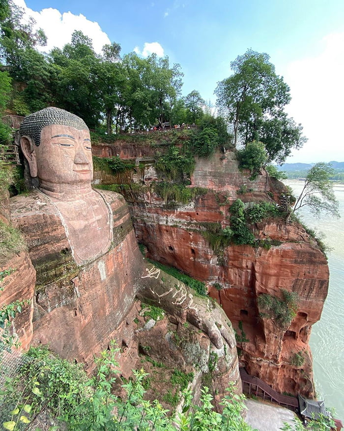 Chiêm ngưỡng Lạc Sơn Đại Phật - Phần đầu tượng cao 15m