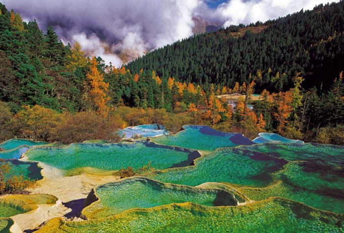 Trọn bộ kinh nghiệm du lịch Tứ Xuyên - Cảnh hồ nước đầy màu sắc
