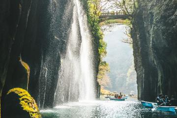 Ngỡ ngàng với khung cảnh thiên nhiên ấn tượng của hẻm núi Takachiho Nhật Bản