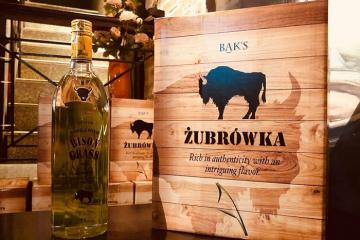 Thưởng thức rượu Vodka Zubrowka Ba Lan đậm đà hương vị