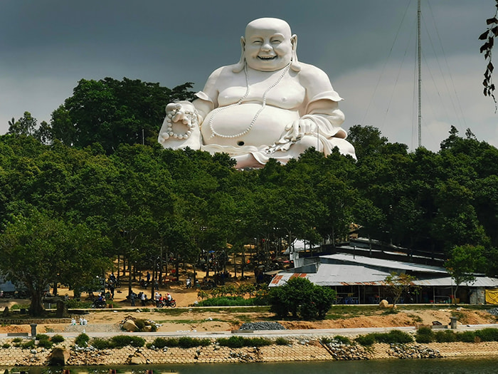 Viếng chùa Phật Lớn An Giang - Tượng Phật Di Lặc màu trắng