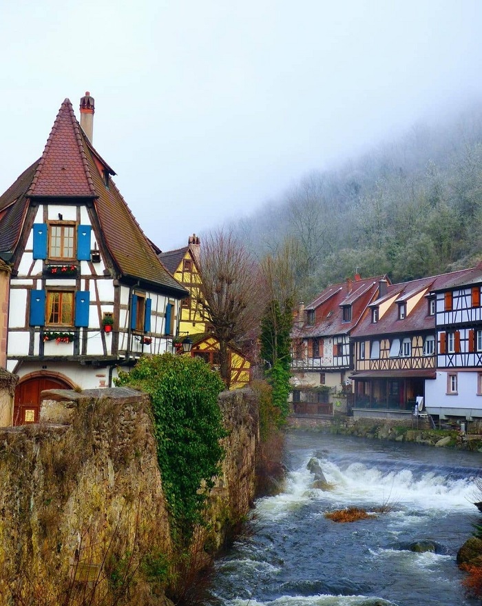 Dòng sông chảy qua thành phố đầy thơ mộng Du lịch đến làng Kaysersberg