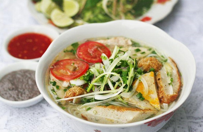 Phố bún lá cá dầm, bánh canh chả cá Phan Bội Châu - con đường ẩm thực ở Nha Trang được yêu thích 