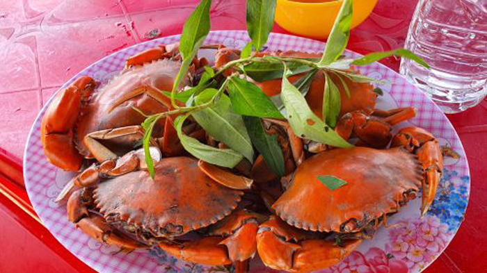 Explore Con Nhan beach - buy seafood