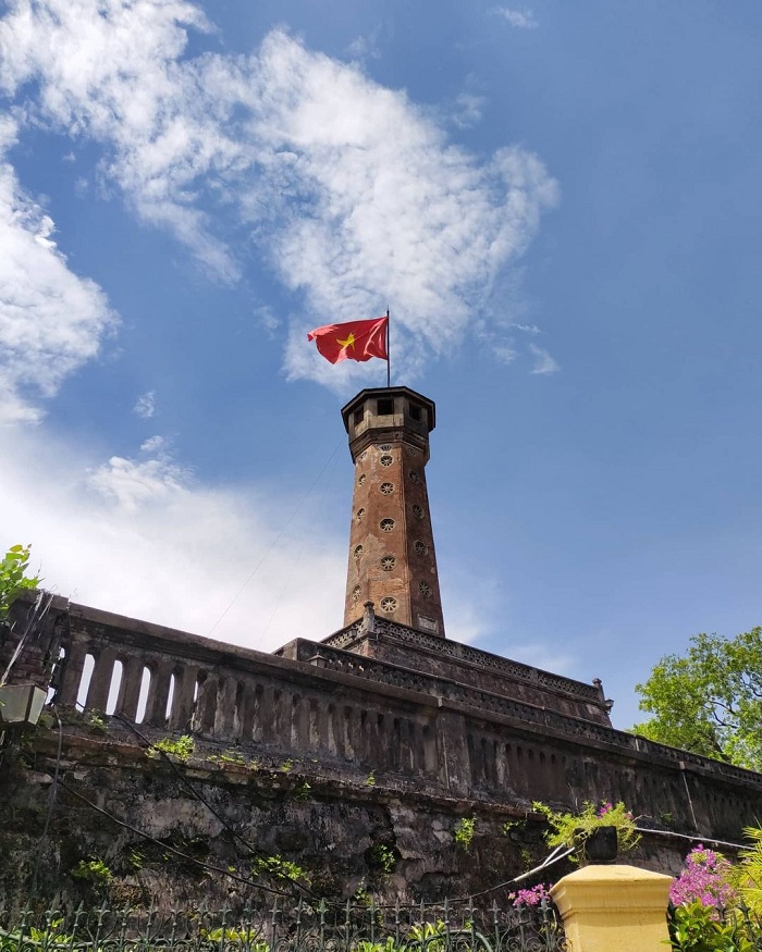 Cột cờ Hà Nội là cột cờ Việt Nam nổi tiếng