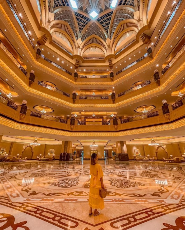 Một tour tham quan cung điện vào ban ngày là  trải nghiệm du lịch thú vị ở Abu Dhabi - cung điện Emirates