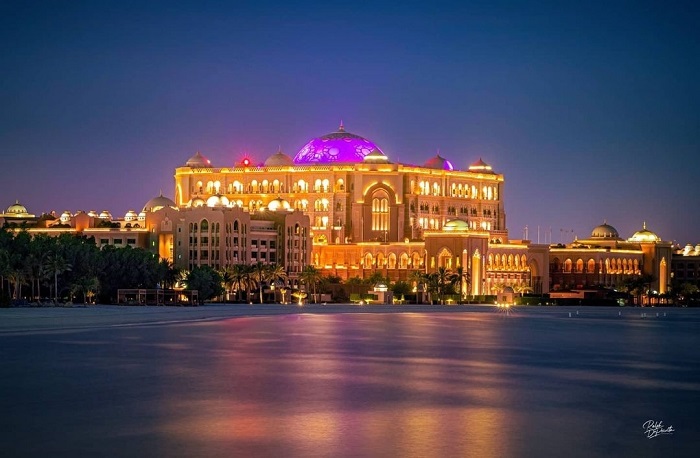 Khách sạn Emirates Palace sáng rực về đêm ở Abu Dhabi - cung điện Emirates