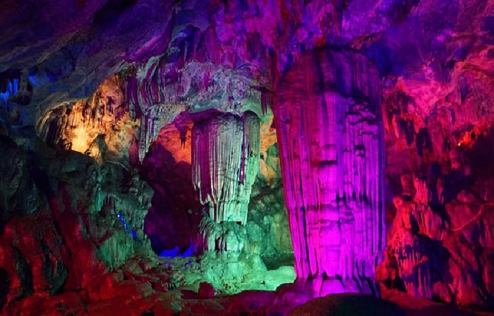 Traveling to Tu Thuc Thanh Hoa cave to admire the place under the earth
