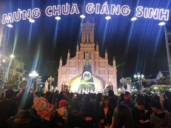 Nhà Thờ Con Gà - địa điểm đi chơi Noel ở Đà nẵng dễ thương 