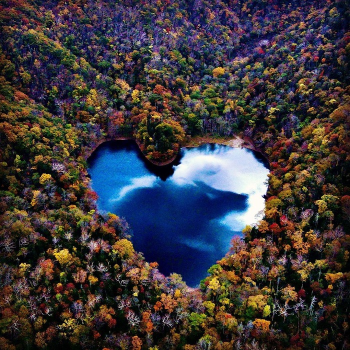 Vẻ đẹp của hồ trái tim Toyoni Nhật Bản