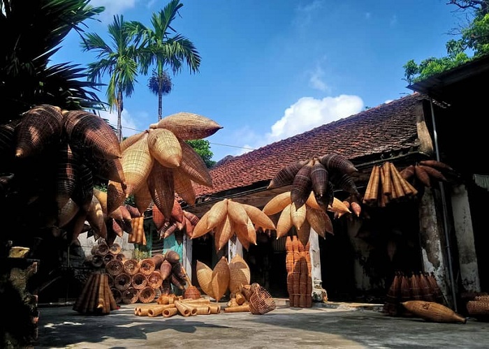 Thu Sy Village is a famous Vietnamese traditional craft village