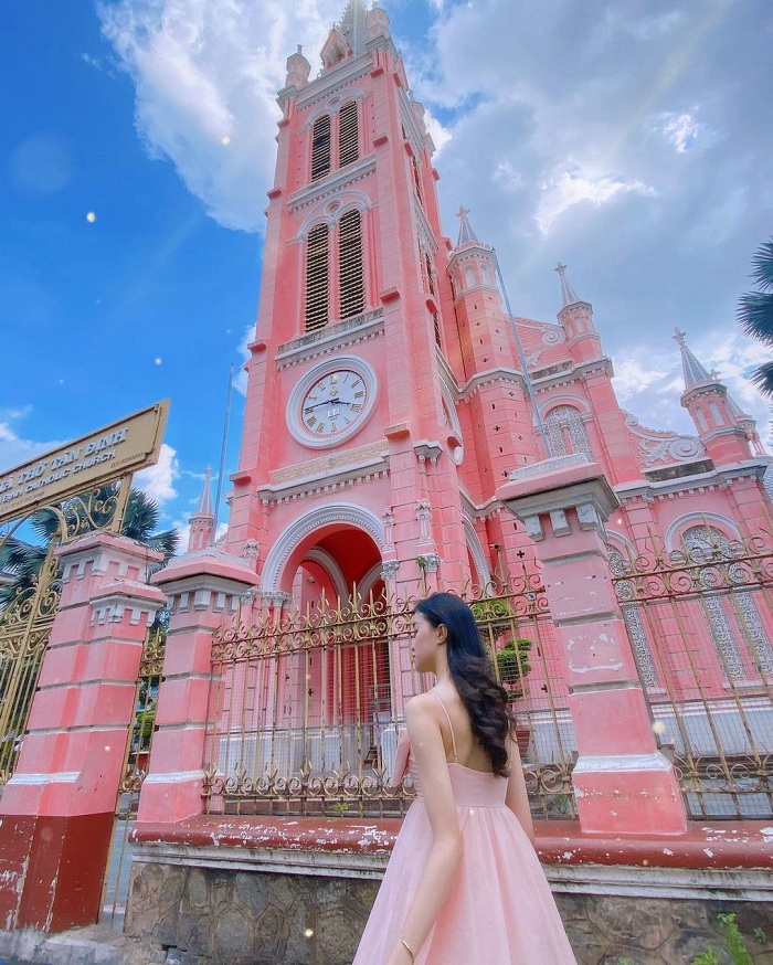 Nhà thờ Tân Định là nhà thờ màu hồng ở Việt Nam nổi tiếng