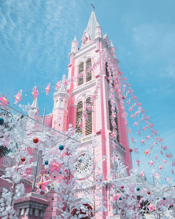 Nhà thờ Tân Định là nhà thờ màu hồng ở Việt Nam nổi tiếng