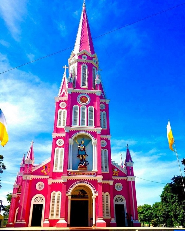 Giáo xứ Nghĩa Thành là nhà thờ màu hồng ở Việt Nam có kiến trúc đẹp