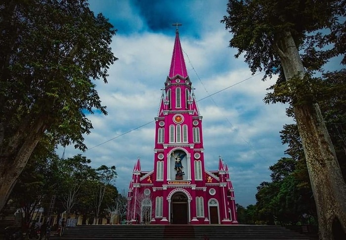 Giáo xứ Nghĩa Thành là nhà thờ màu hồng ở Việt Nam có kiến trúc đẹp
