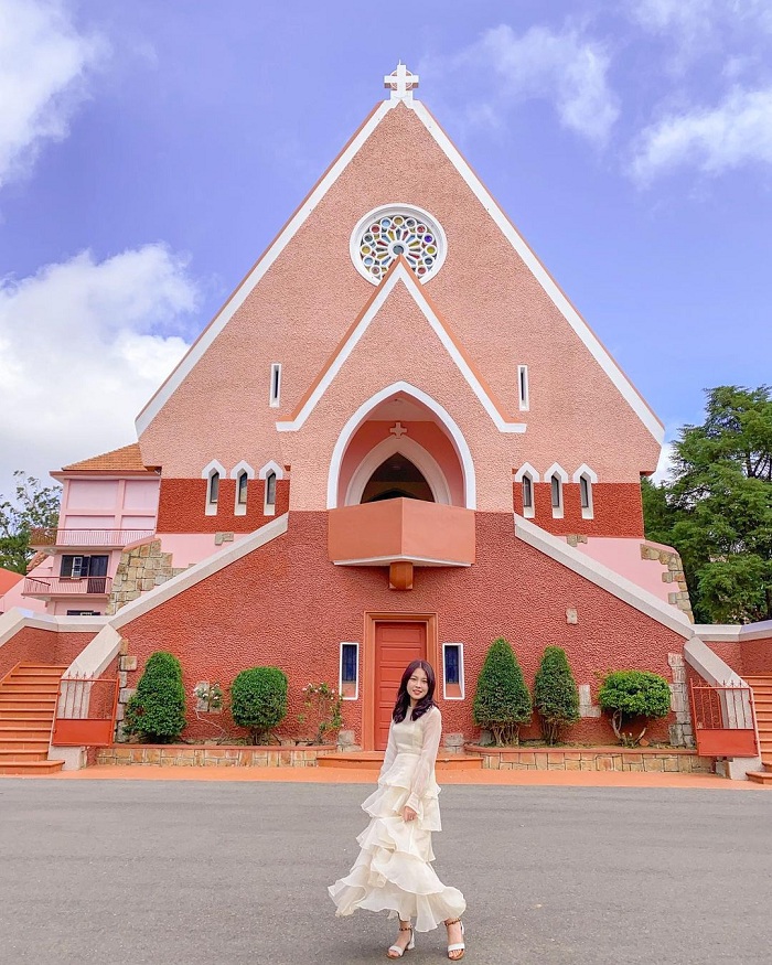 Nhà thờ Mai Anh là nhà thờ màu hồng ở Việt Nam thuộc thành phố Đà Lạt