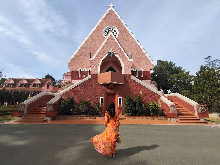 Nhà thờ Mai Anh là nhà thờ màu hồng ở Việt Nam thuộc thành phố Đà Lạt