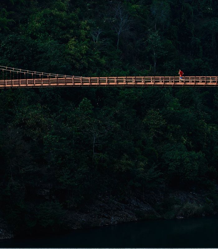 Cây cầu treo dài uốn cong như dải lụa vắt nagng qua sông Nậm Mu Sơn La