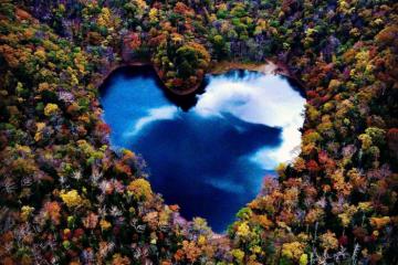 Hồ trái tim Toyoni Nhật Bản nằm giữa cánh rừng rợp lá vàng, xứng đáng là ‘mỹ cảnh nhân gian’ 