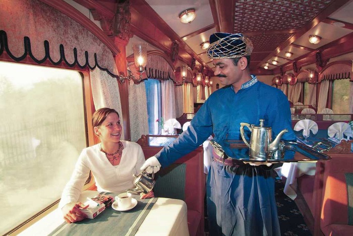 Ăn uống xa hoa trên chuyến tàu Deccan Odyssey từ Delhi đến Mumbai - trải nghiệm tàu hỏa ở Ấn Độ