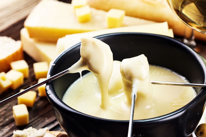 Món fondue phô mai nổi tiếng của Thụy Sĩ - Phô mai Thụy Sĩ
