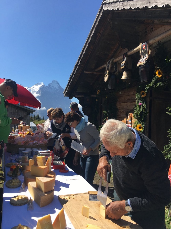 Phô mai Thụy Sĩ là sản phẩm nổi tiếng của Thụy Sĩ