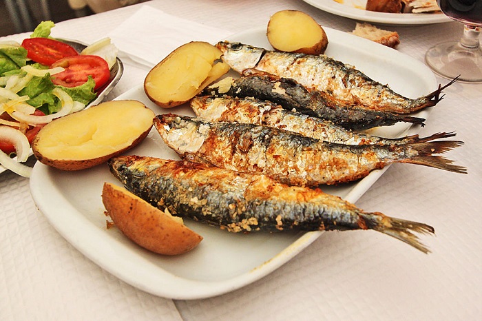 Cá mòi nướng Bồ Đào Nha - Ẩm thực Bồ Đào Nha