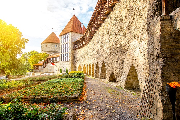 Tường thành cũ ở Tallinn - du lịch Estonia