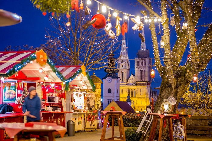Không khí vui vẻ và rực rỡ của khu chợ - chợ Giáng Sinh ở Châu Âu 2022