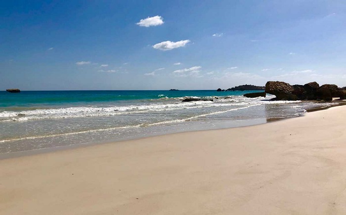 Bãi biển Al Mughsail đầy cát trắng - Địa điểm du lịch Oman