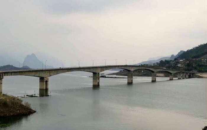 Cầu Pá Uôn là cây cầu đẹp ở Tây Bắc bắc ngang sông Đà