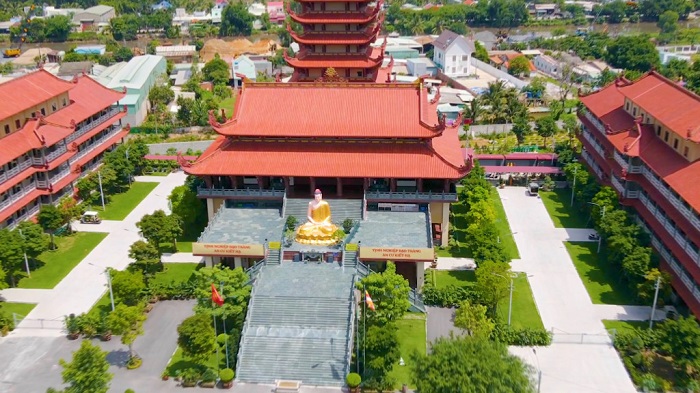 Không gian rộng lớn của chùa Phật Cô Đơn thu hút du khách tham quan