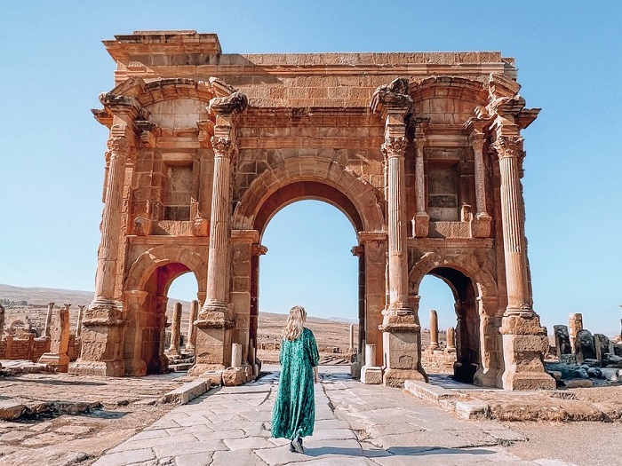 Cổng vòm ở thành phố Timgad Algeria