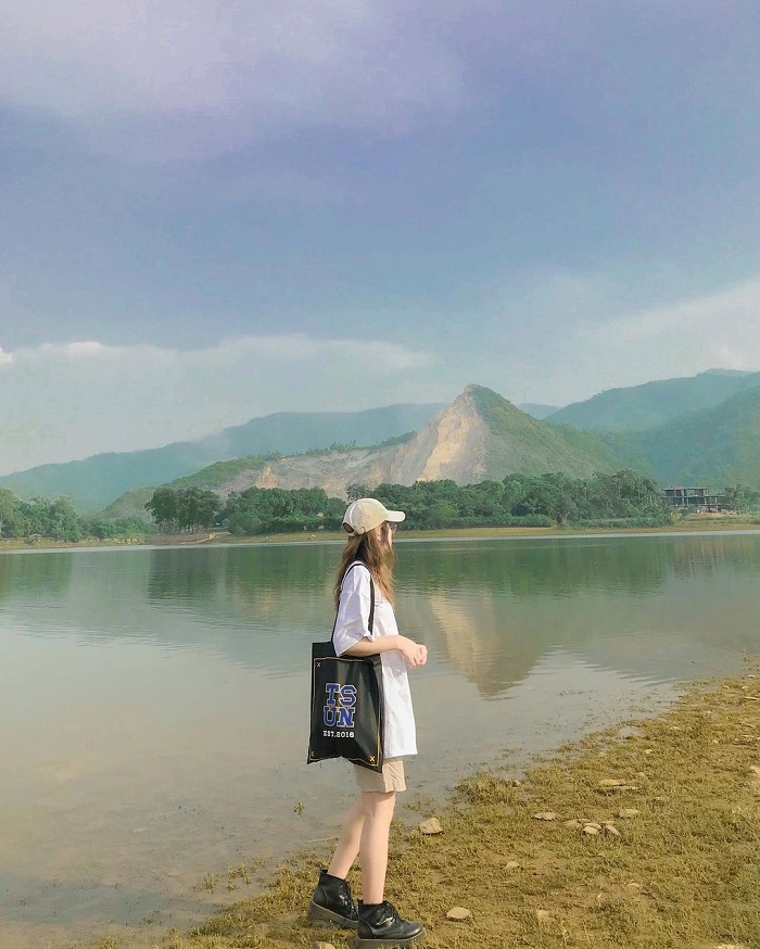 Hồ Đồng Chanh Hòa Bình được nhiều du khách yêu thích