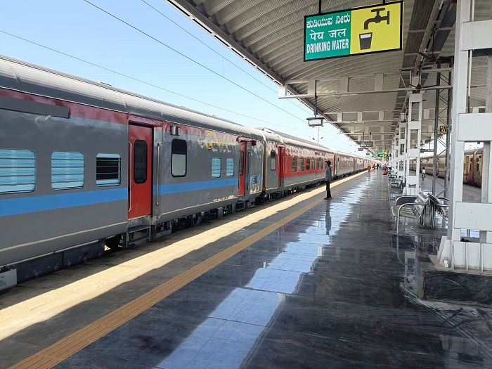 Pune – Hazrat Nizamuddin Duscape Express - trải nghiệm tàu hỏa ở Ấn Độ