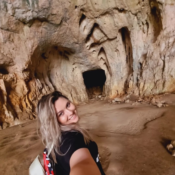 Khám phá bên trong hang động Devetashka