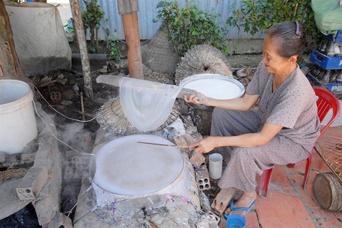 Quy trình làm bánh của người làng bánh tráng Thuận Hưng 