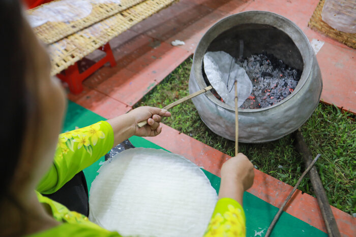 Quy trình làm bánh tráng tại làng nghề bánh tráng Trảng Bàng