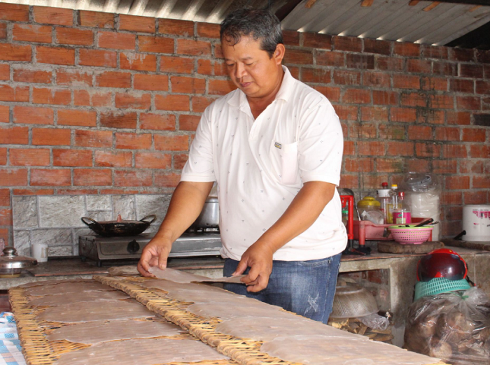 Quy trình làm bánh tráng tại làng nghề bánh tráng Trảng Bàng 